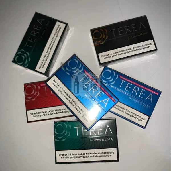 TEREA煙彈亞洲印尼版-濃薄荷琥珀堅果口味單包散落在桌上實拍